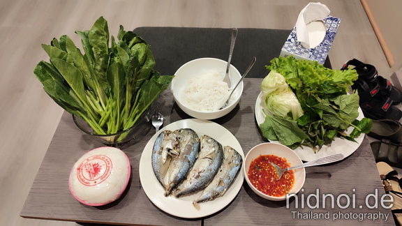 Fish with glass noodles and salad